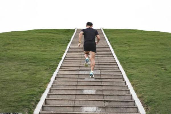 体育教师参加游泳培训是否合法解析